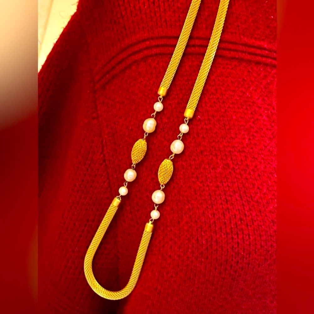N200 Beautiful Long Vintage Royal Goldtone Mesh Long Chain with Pearls Necklace